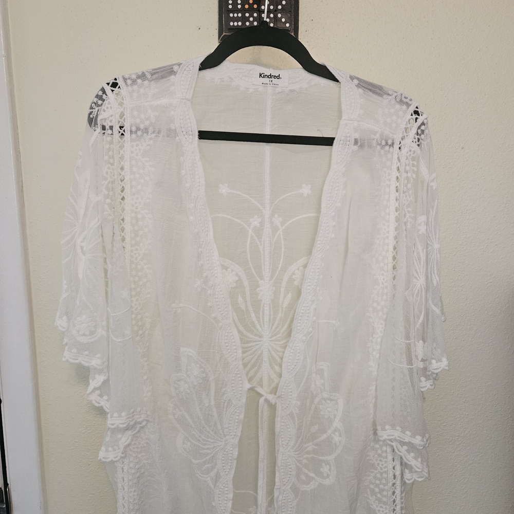 Kindred Boh9  White Lace Kimono Jacket Wonderful lLace and Embroidery Details